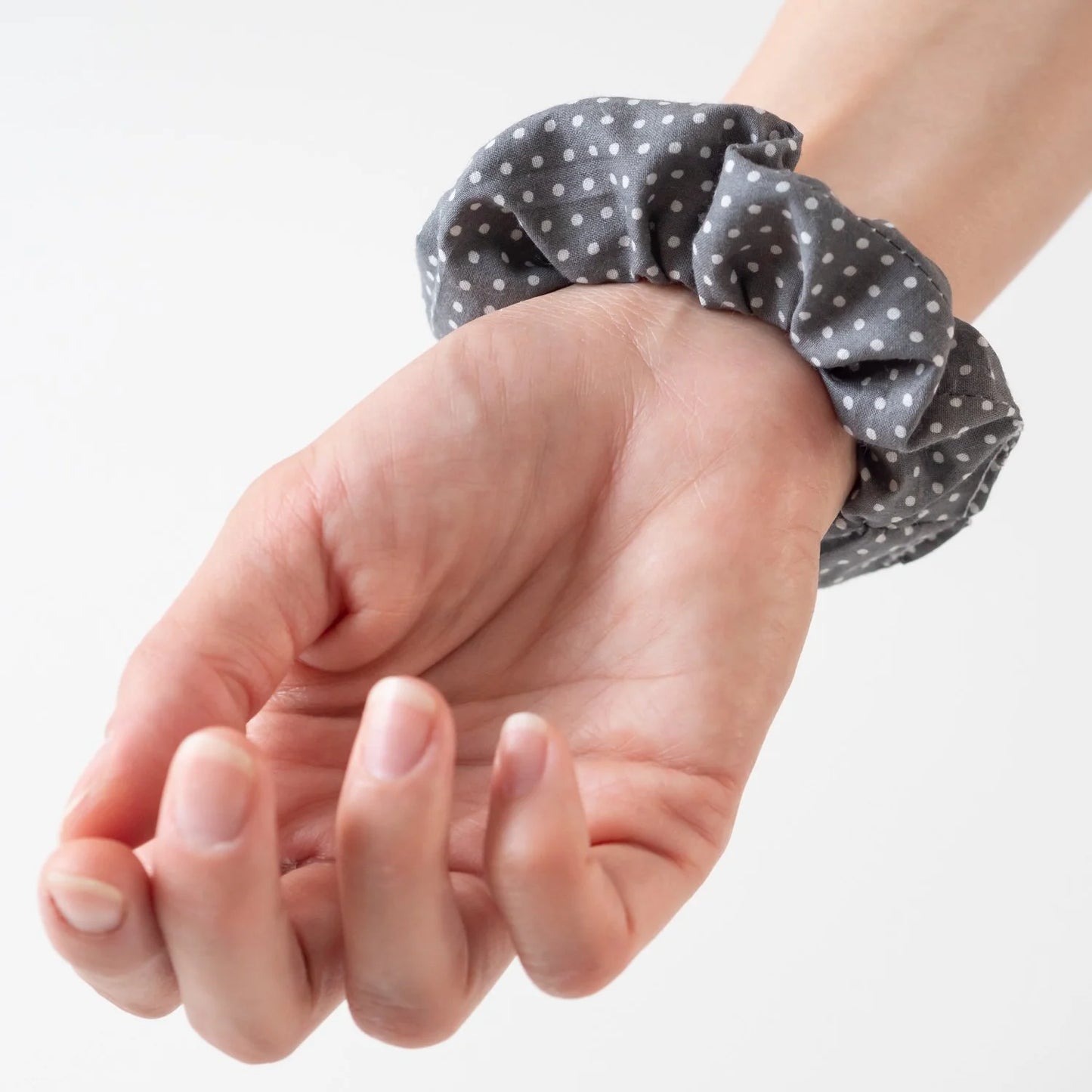 Chouchou en tissu Bio Gris Pois fait main pour femme ou enfant - L'Atelier de July