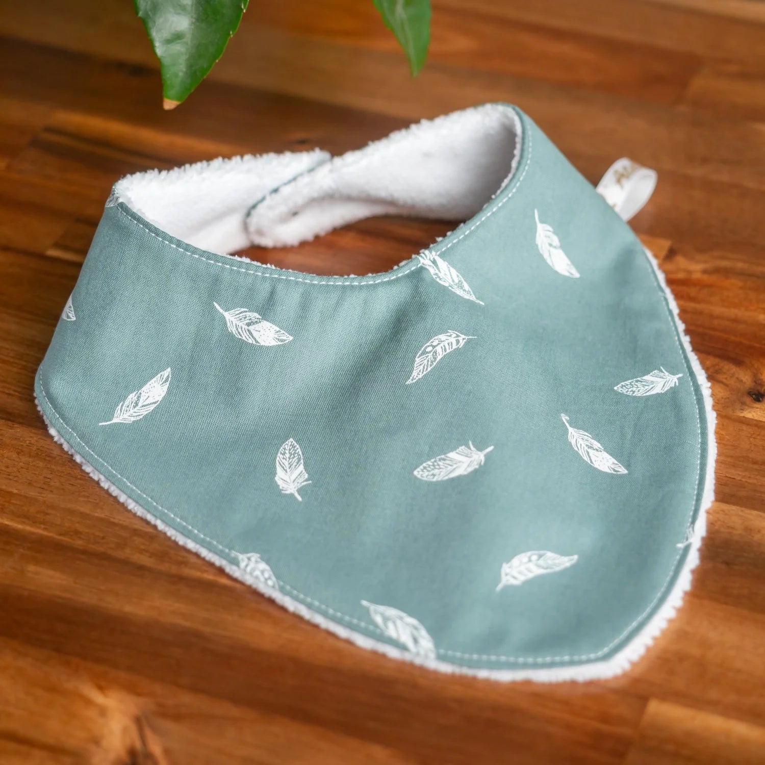 Bavoir bandana en tissu bio Oeko-Tex Plume d'eau - L'Atelier de July