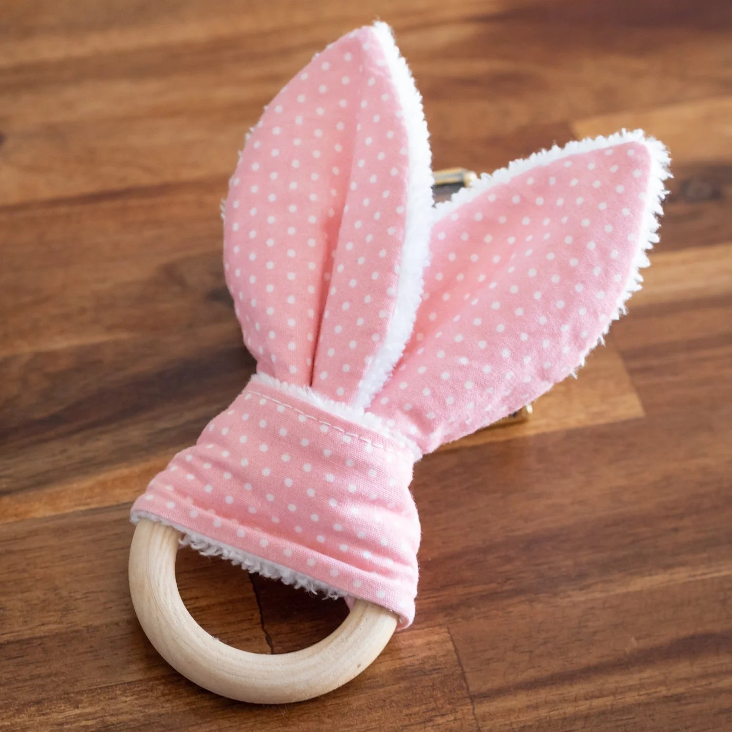 Anneau de dentition Rosy à pois oreille de lapin tissu bio