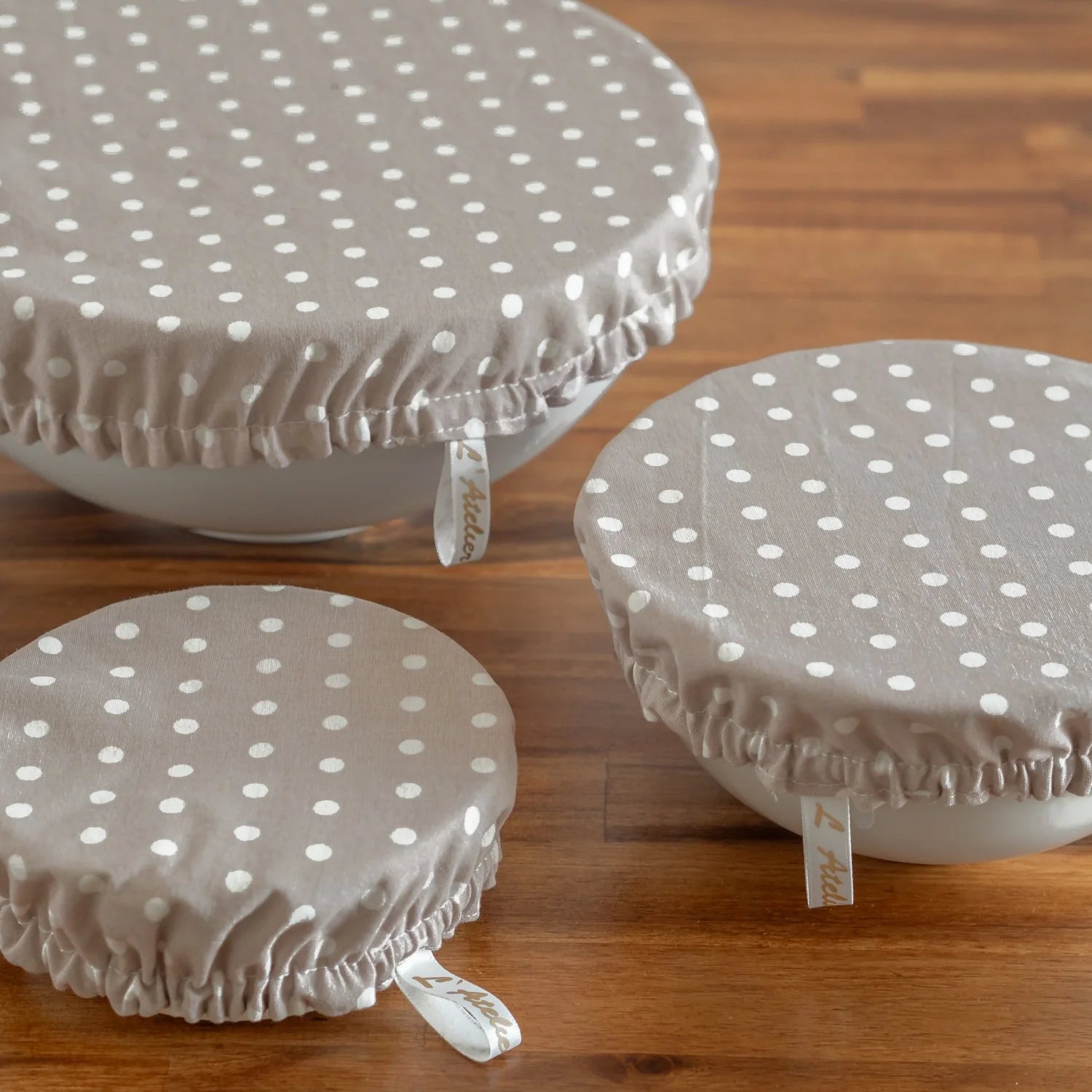 Charlotte couvre-plat alimentaire en tissu Pois Taupe - L'Atelier de July