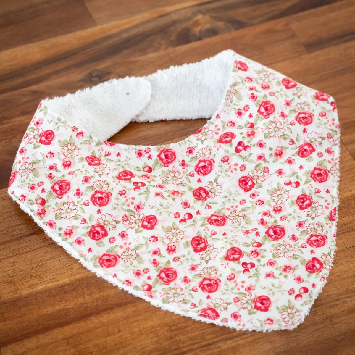 Bavoir bandana Rose Rouge en tissu bio Oeko-Tex