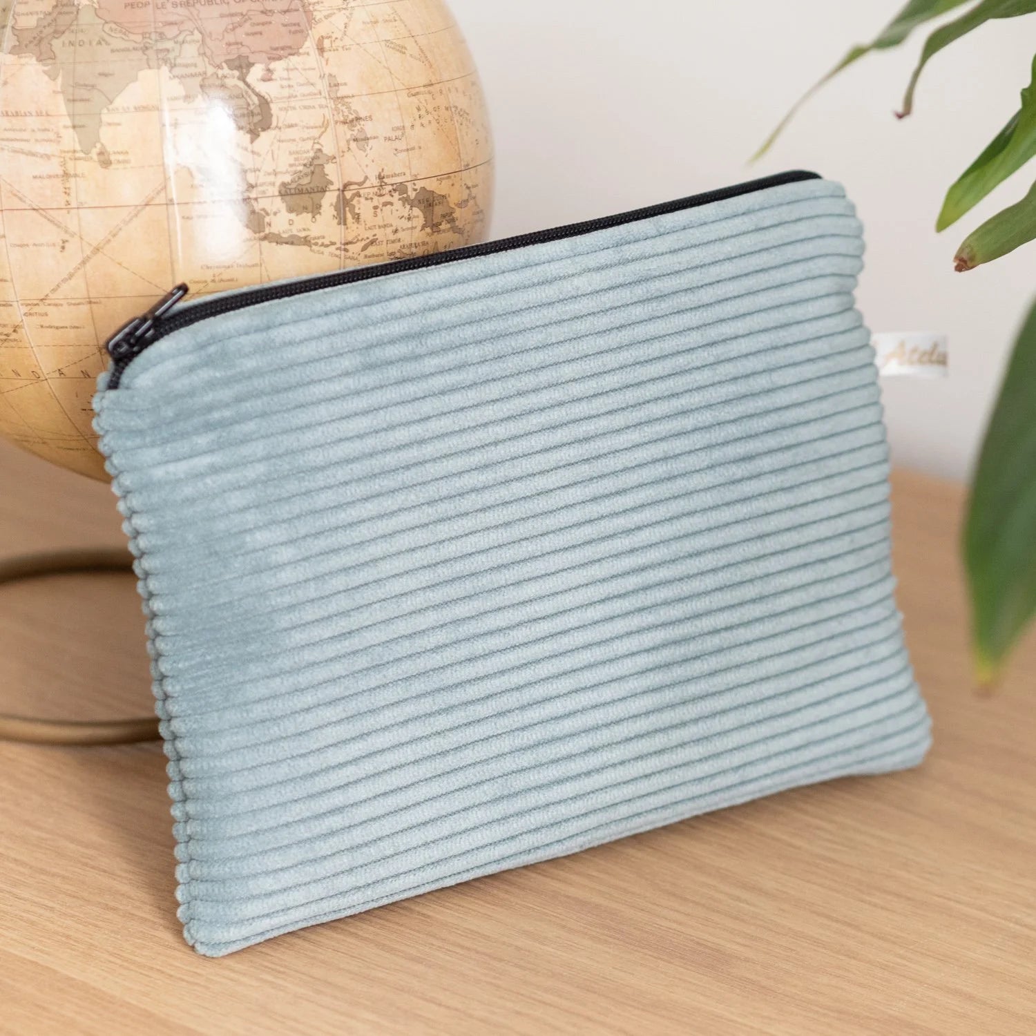 Pochette à main plate en velours côtelé « Aqua »