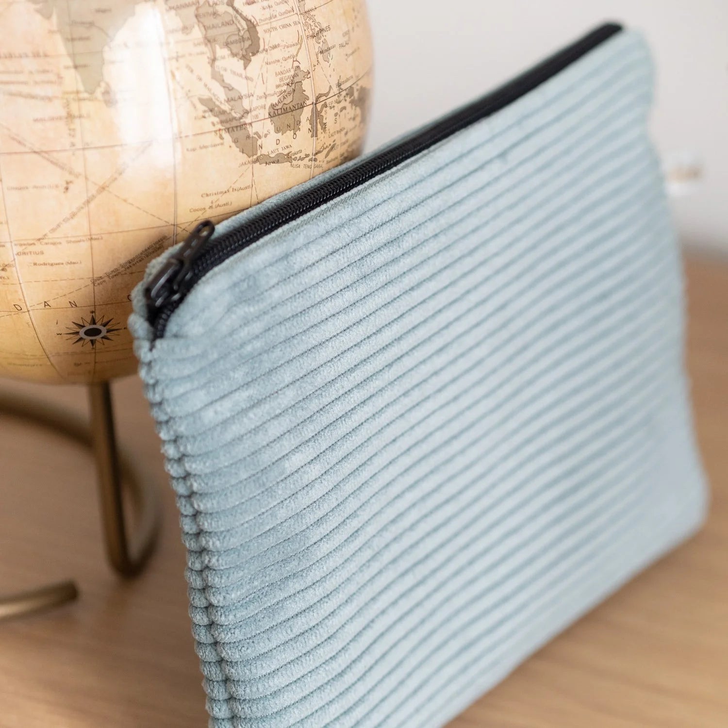 Pochette à main plate en velours côtelé « Aqua »
