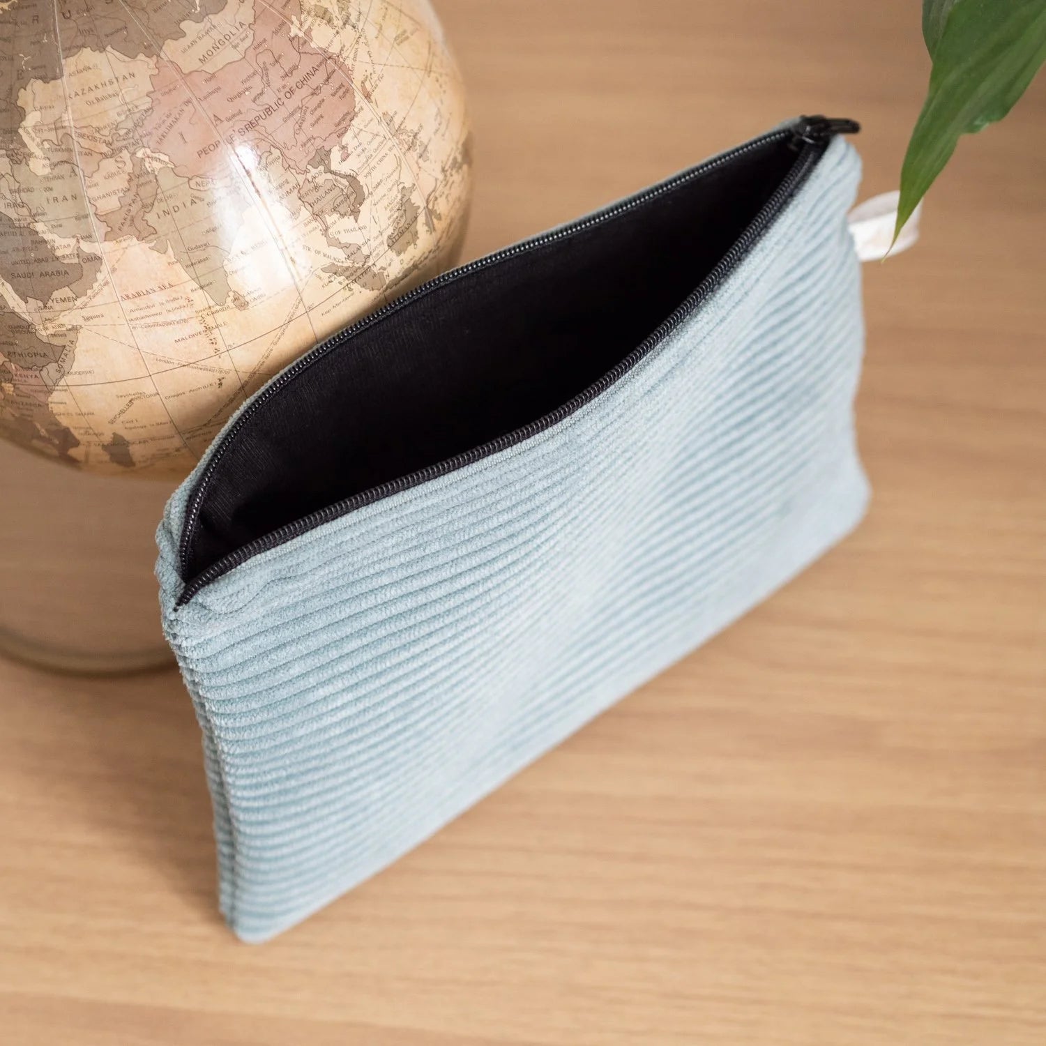 Pochette à main plate en velours côtelé « Aqua »