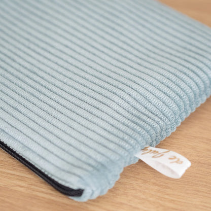 Pochette à main plate en velours côtelé « Aqua »