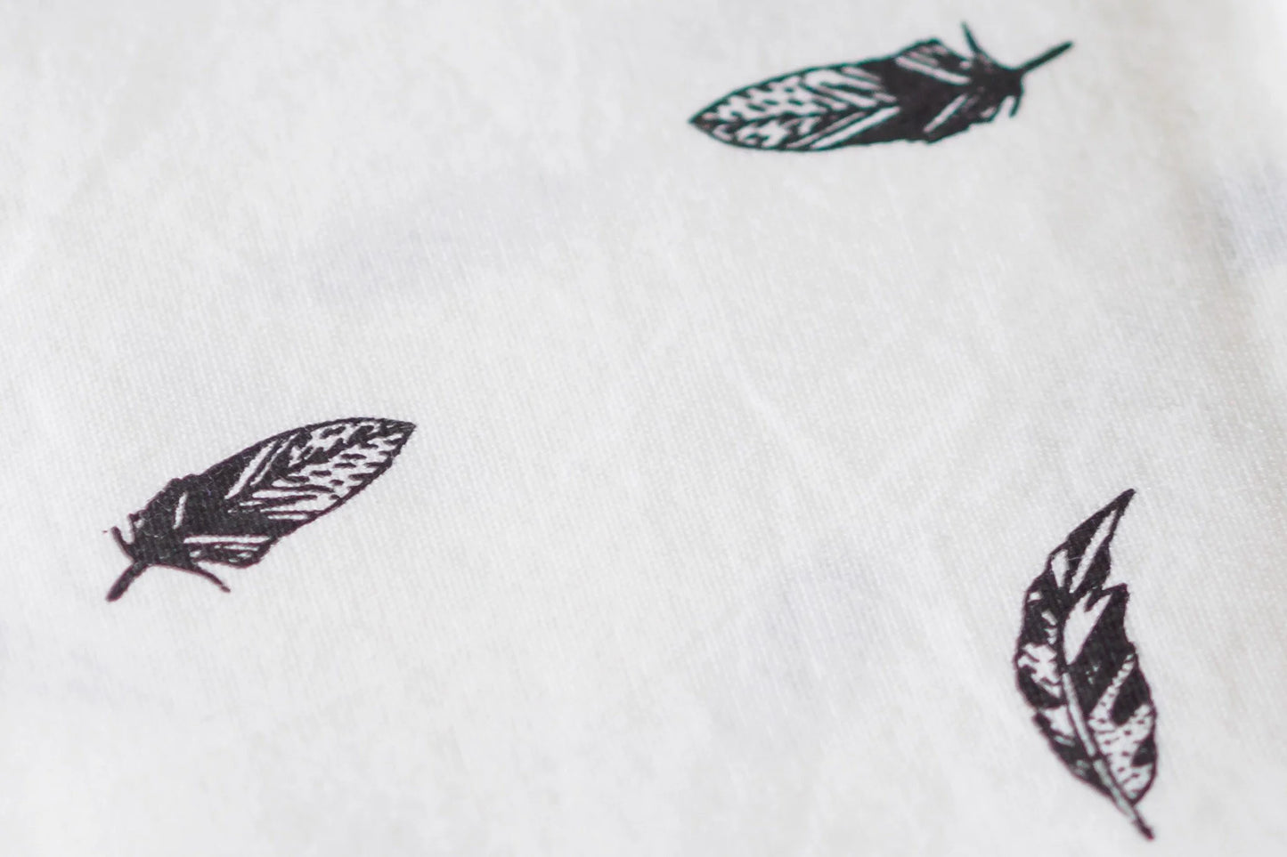 Grand mouchoir coton BIO « Plume Noire » lavable et réutilisable personnalisable